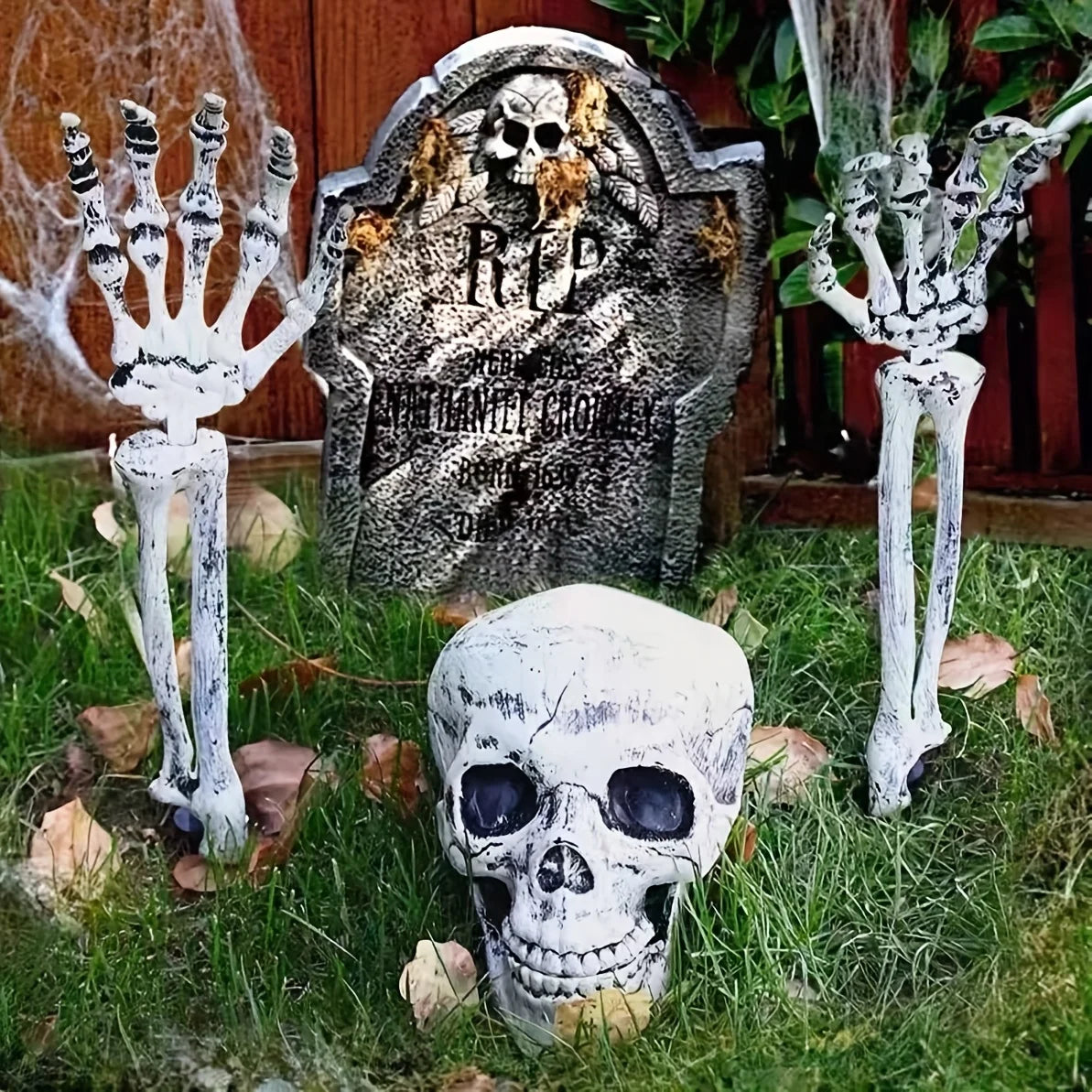 💀 Creepy Skull Garden Stakes & Fence Hangers